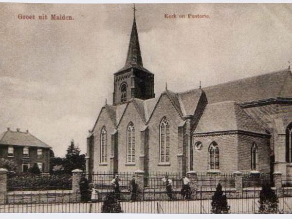 Ansichtkaart oude kerk Malden uit Historisch Malden van Stichting Heemkunde Malden (voor WOII)