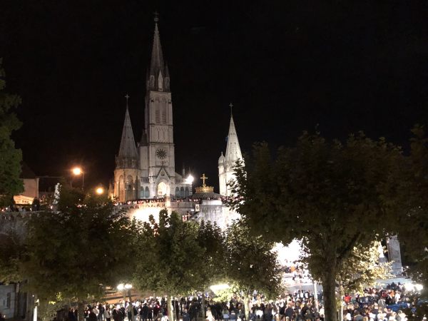 parochianen Heilige Drie-eenheid bij de Lichtprocessie in Lourdes 2019